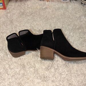 Hinge Barris leather black suede size 7 bootie ankle book heel